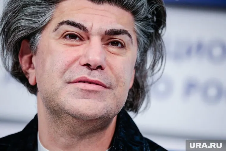 В популярном свитере Цискаридзе показался перед премьерой спектакля, поставленного по пьесе Михаила Булгакова