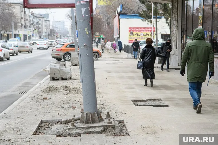 Жители Сургута заразились азартом в поисках денег, которые местные блогеры прячут под наклейками на столбах
