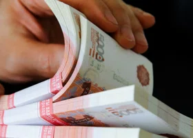 Работник нефтяной компании из ХМАО отсудил почти миллион рублей за увольнение