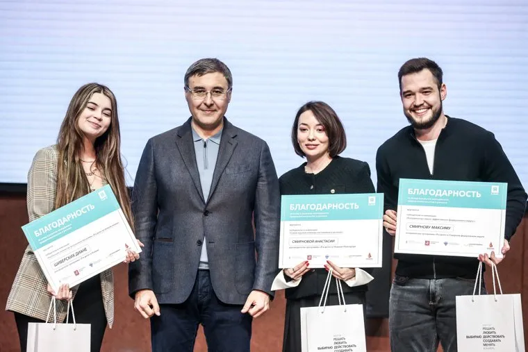 Лидер партии "Новые люди" Алексей Нечаев и министр науки и образования Валерий Фальков на этапе конкурса "Я в деле". Москва