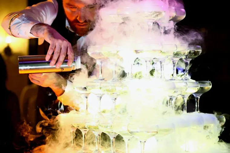 VIP Кароке-батл. Юбилей портала «Очевидец». Курган, бармен, дым, алкоголь, пирамида из бокалов, сухой лед