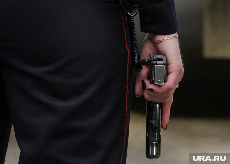 Двое пациентов напали на полицейского и пытались забрать табельное оружие
