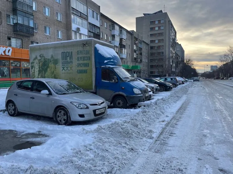 Уборка снега в Кировском районе. Екатеринбург