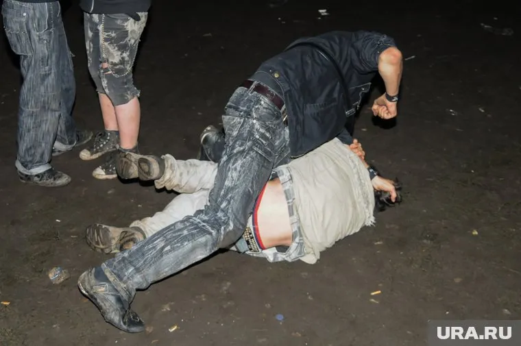 Мужчина пытался вырваться и убежать, однако его ловили и продолжали избивать (архивное фото)