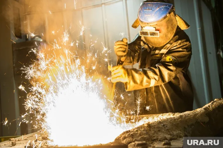 Зарплата у токарей за год поднялась на 15% до 147 000 рублей в месяц