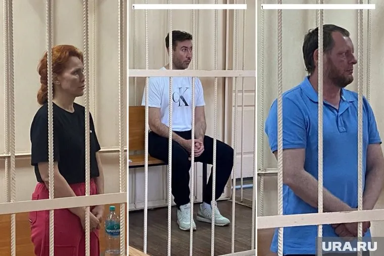 Алексей Вахатов (справа), Роман Лихопуд (в центре) и Оксана Малышко остались в СИЗО до 25 сентября