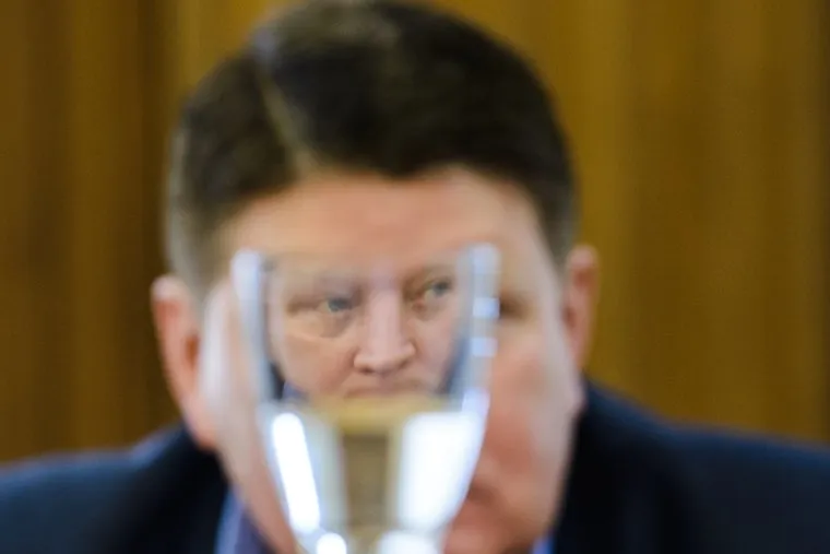 Последнее заседание Городской Думы Екатеринбурга Шестого созыва, плаксин игорь, стакан, отражение