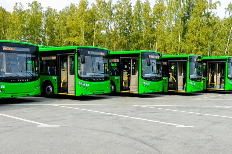 Алексей Текслер на осмотре новых экологичных автобусов. Челябинск