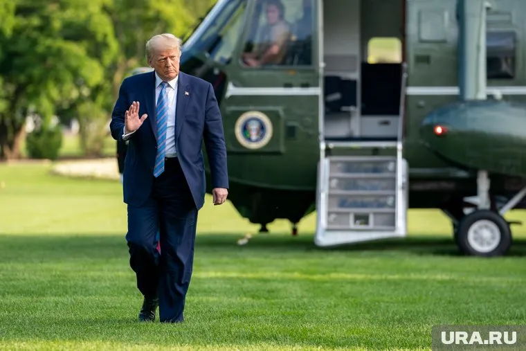 Президент США Дональд Трамп скорректировал позицию по ультиматуму из-за давления «ястребов», заявил американист Константин Блохин