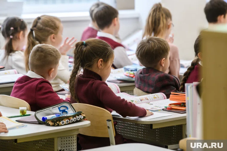 Школы ХМАО 10 декабря работают штатно: погода не достигла уровня актировки