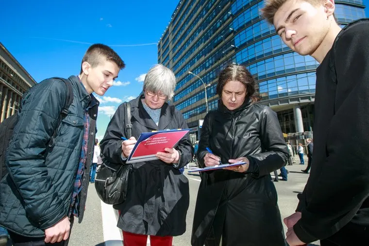 Митинг против закона о реновации Москвы. Москва, сбор подписей
