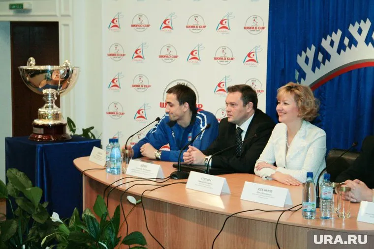 Окружные власти и Александр Эйрих (в середине), гордились успехами волейбольного клуба "Факел" и успешно осваивали субсидии на его развитие