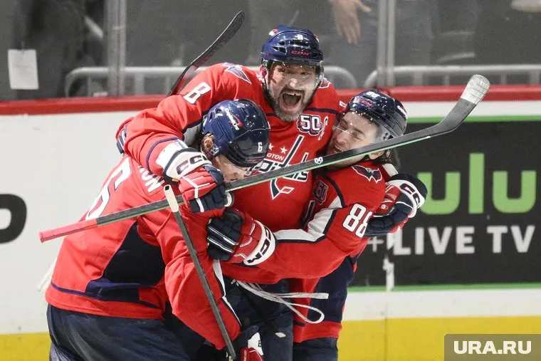 6 апреля 2025 года Овечкин достиг отметки в 895 шайб в чемпионатах НХЛ и побил снайперский рекорд Гретцки