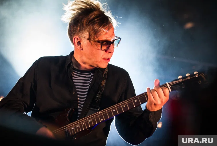 Лагутенко продает елочные игрушки