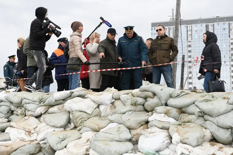 Куренков и Шумков на набережной у Кировского моста. Курган