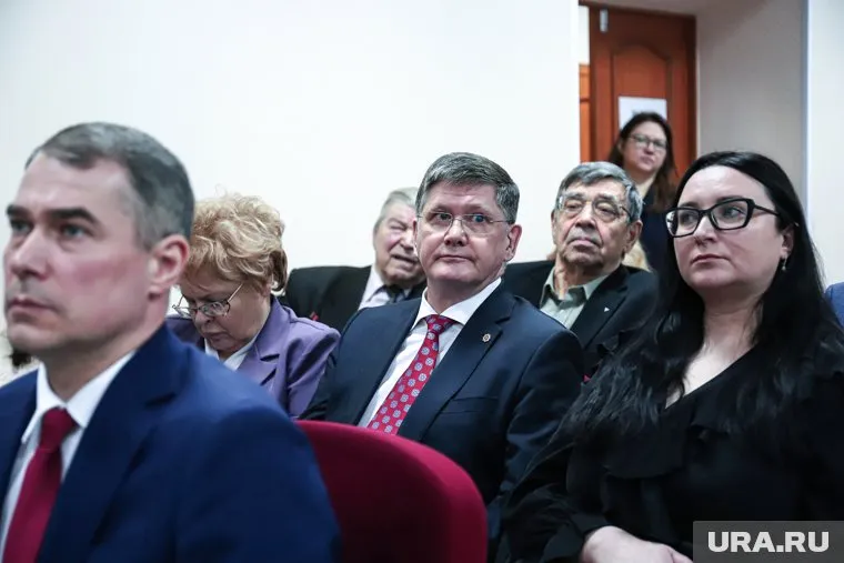 Евгений Писцов (в очках) набрал всего шесть голосов, Юлия Маслакова (справа от него) 23