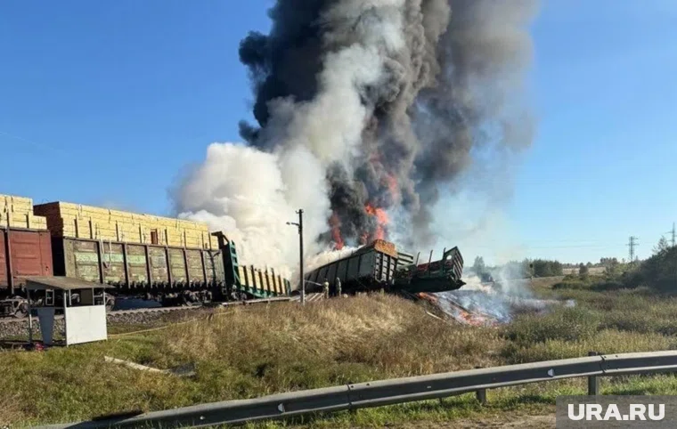Для устранения последствия столкновения грузового поезда с большегрузом в Смоленской области направлены семь поездов