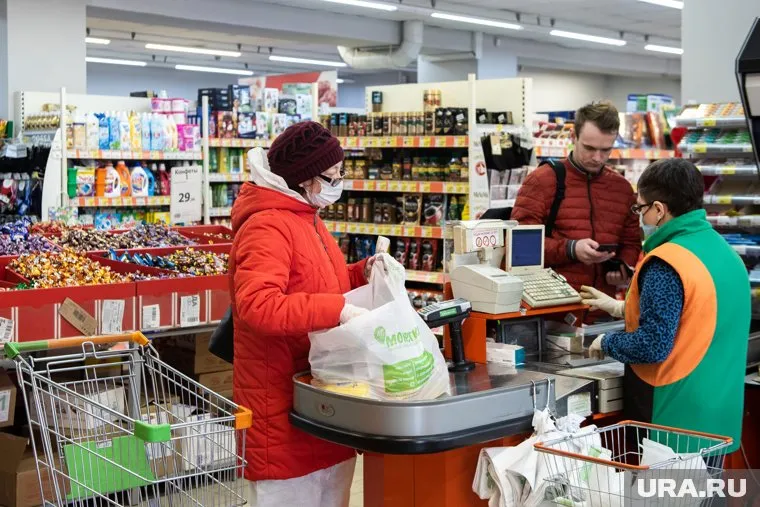 Товар на кассе должны выдавать одни люди, а принимать деньги другие
