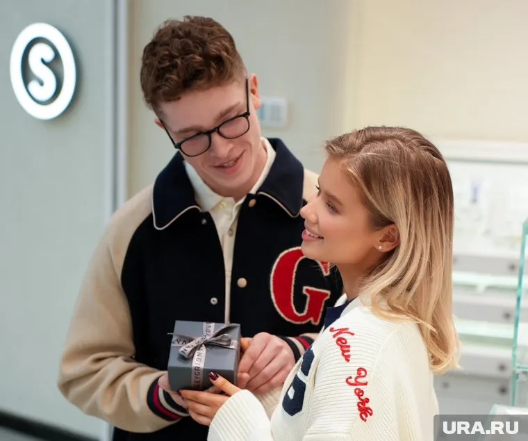 В списке лучших подарков на 8 Марта — парфюм, ювелирные украшения, массажеры и умные гаджеты