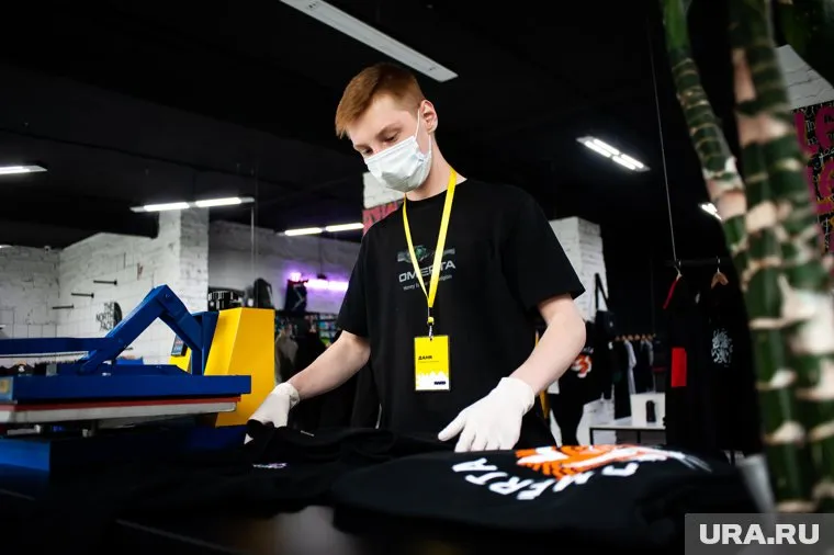 В некоторых регионах россияне снова могут ходить в магазины