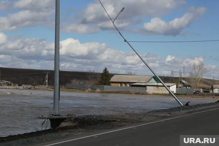 На мосту, где падают фонари, образовалась дыра