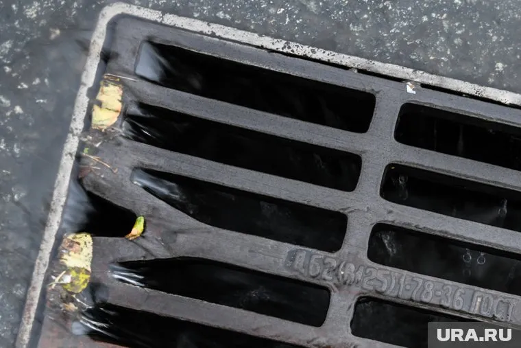 Ливневая канализация на затопленной улице есть и регулярно обслуживается