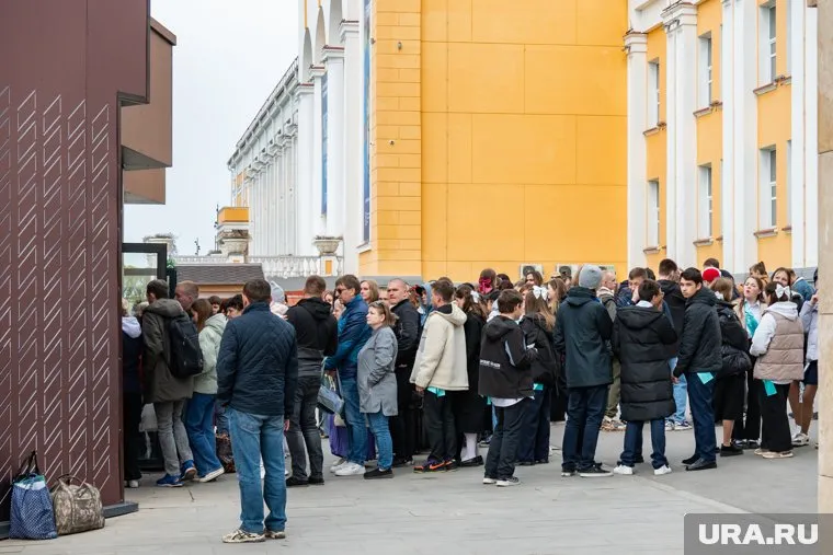 Очередь начинается задолго до входа (архивное фото)