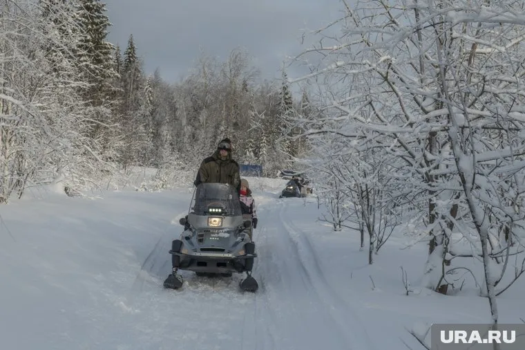 Спасатели ищут пропавших на снегоходах