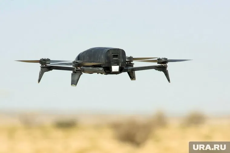 Несколько дронов атаковали танк, в котором находился боец