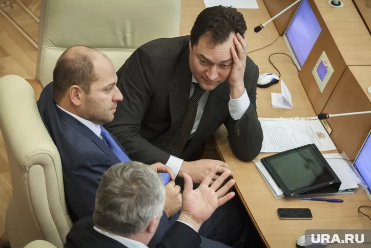 Один из богатейших депутатов Александр Серебреников (справа) и официально наибеднейший Илья Гаффнер (слева) бок о бок заседают в заксобрании