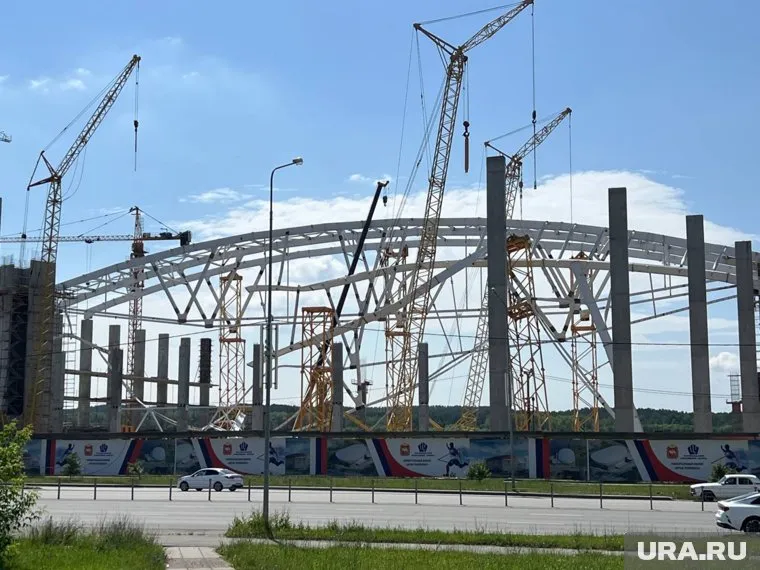 Рабочий застрял на высоте из-за обрушения балок