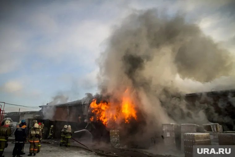 Люди смогли самостоятельно выбраться из горящего ангара (фото из архива)