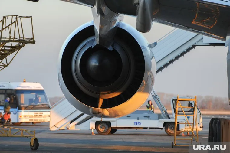 Сейчас самолет стоит на перроне