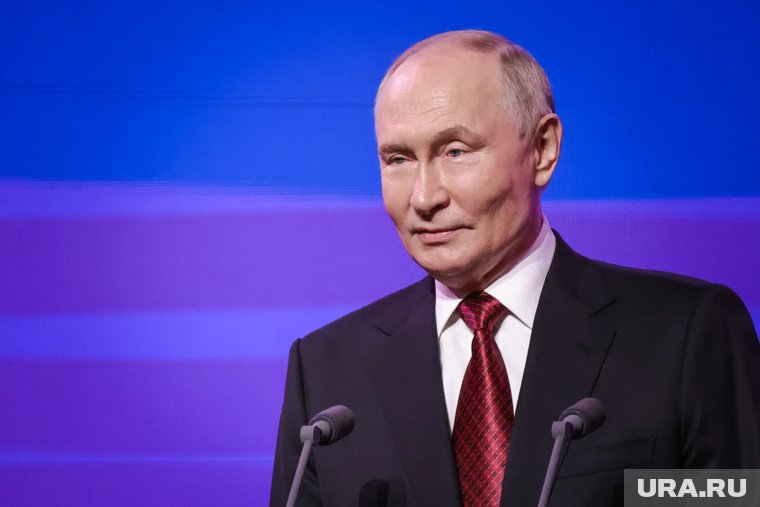 «Даже батюшка завидует»: Путин пошутил во время встречи с детьми на Красной площади