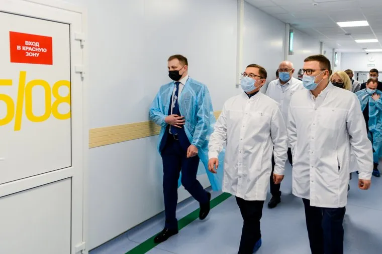 Визит полномочного представителя Президента Российской Федерации в Уральском федеральном округе Владимира Якушева в Областной инфекционный центр. Челябинск