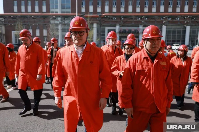 Текслер во время визита на предприятие Dongbei Special SteelGroup 