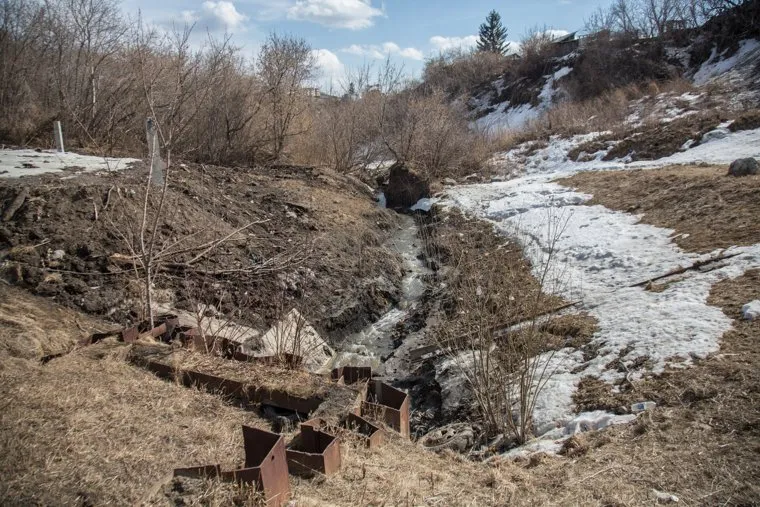 Овраг, на месте которого планируют построить общежитие университета. Здание ФНС и здание ФСБ., овраг, лог, река тюменка