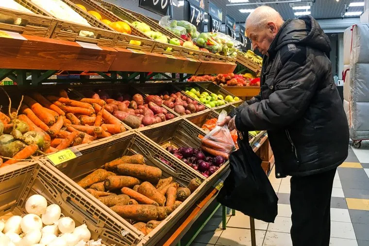 Супермаркет. Челябинск, овощи, продукты, пенсионер, продуктовая корзина, супермаркет, магазин