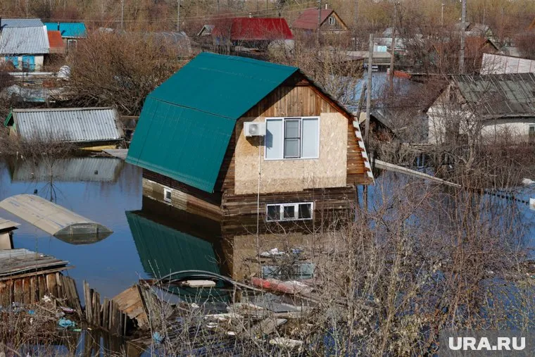 В селе Мещниково откачивают воду из затопленных домов (архивное фото)