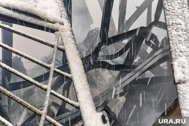 МЧС продолжает тушить расселенный дом в Губкинском