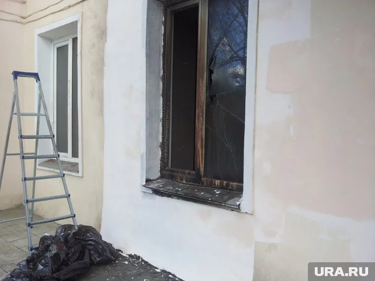 По словам очевидца, неизвестные разбили окно и подожгли офис УК