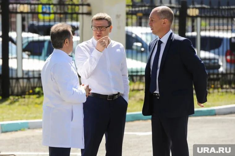 Сергей Приколотин (справа) теперь часто сопровождает Алексея Текслера (в центре)