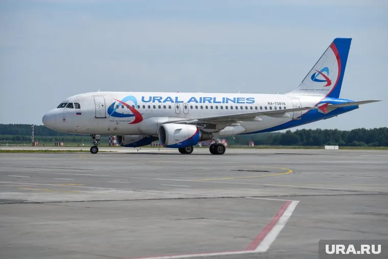 Самолет должен был вылететь в Екатеринбург из Бишкека в 20:20 11 июня, однако был отменен