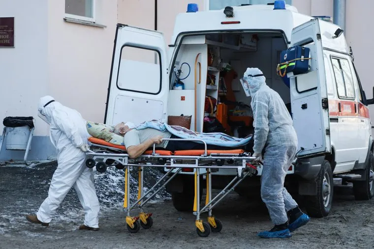 Работа фельдшеров скорой помощи в условиях коронавирусной инфекции на территории городской больницы №2. Курган