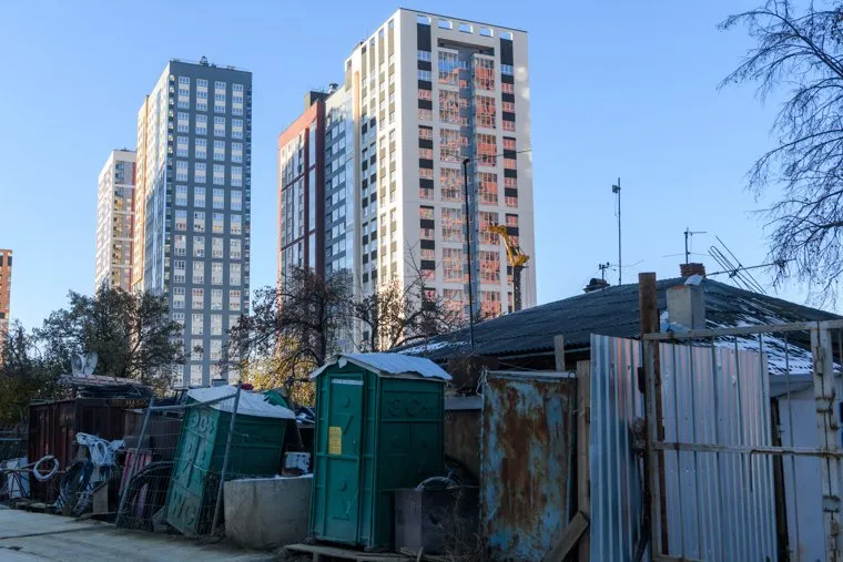 Застройка на улице Хользунова. Екатеринбург