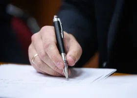 Центрист Пас победил на выборах президента Боливии