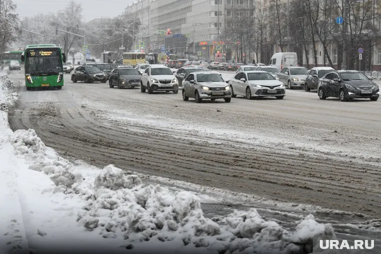 В снеге на проезжей части после уборки могут находиться глыбы льда, считает Дмитрий Славнов