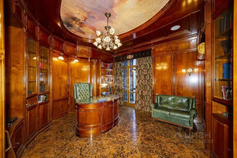 В Екатеринбурге продают квартиру по соседству с губернатором Свердловской области за 23,8 млн рублей