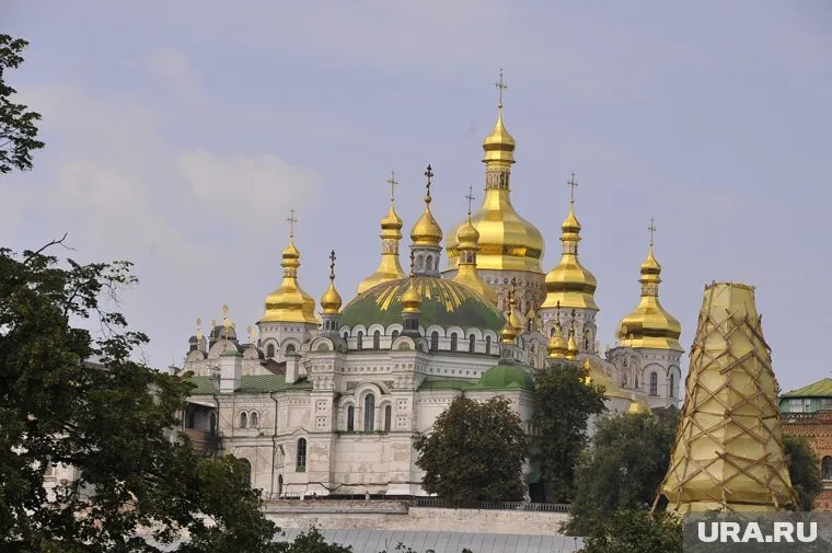 Люди собрались у храма, несмотря на дождь