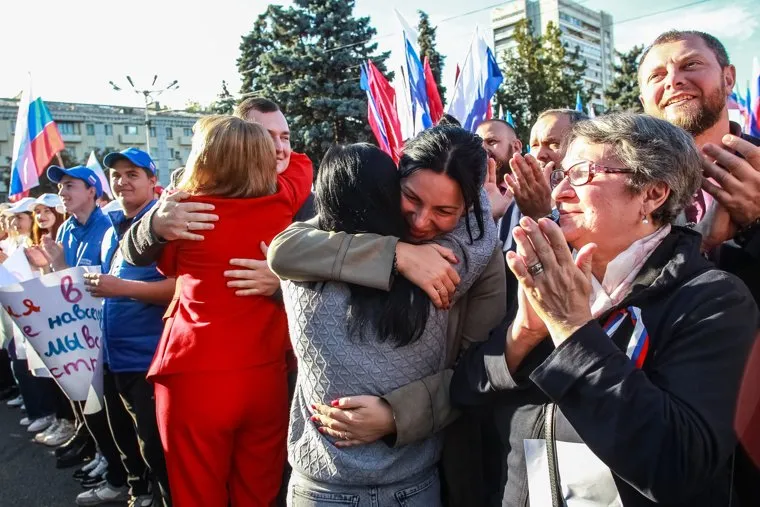 Митинг после референдума о вхождении ЛНР в состав России. Луганск
